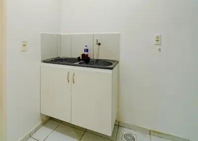 A cozinha ou kitchenette de Flat c Wi-Fi e Ar-condicionado Perto do Aeroporto