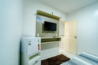 A cozinha ou kitchenette de Flat c Wi-Fi e Ar-condicionado Perto do Aeroporto