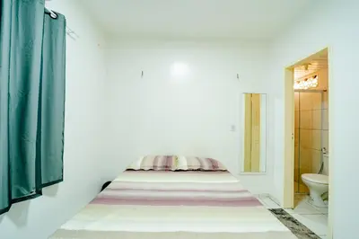 Uma cama ou camas num quarto em Flat c Wi-Fi e Smart TV Perto do Aeroporto