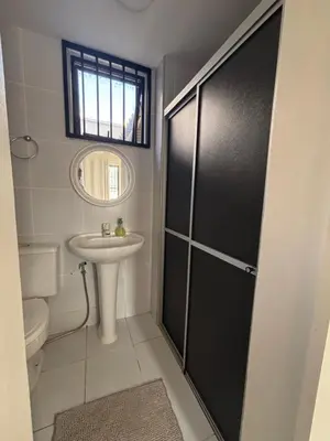 Uma casa de banho em Appartement 11 à 200 de la plage