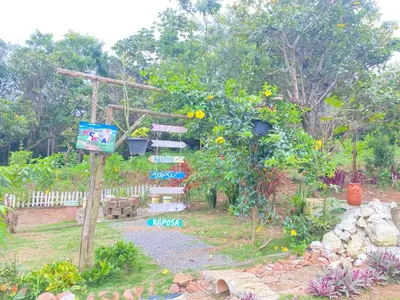 Um jardim no exterior de Chalé refúgio das raposas