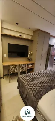 Uma televisão e/ou sistema de entretenimento em Studio Âmbar no Meireles com Piscina no Rooftop