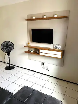 Uma televisão e/ou sistema de entretenimento em Apartamento Econômico e Aconchegante de 2 quartos