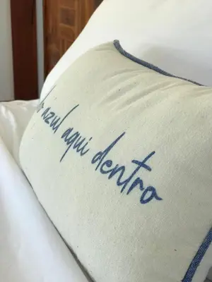 Uma cama ou camas num quarto em Chalé Koa Flora - PRAIA DE MOITAS