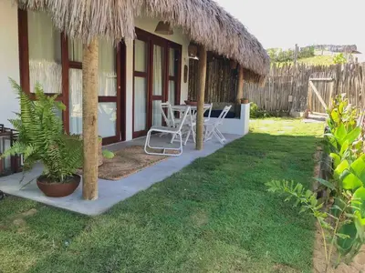 Um jardim no exterior de Chalé Koa Flora - PRAIA DE MOITAS