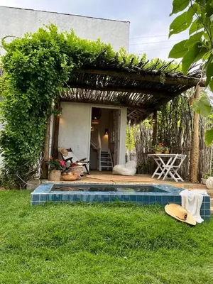 Um jardim no exterior de KOA Loft - Praia de Moitas