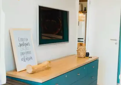 Uma televisão e/ou sistema de entretenimento em Seu Refúgio Pé na Areia
