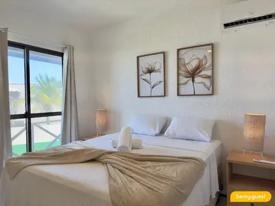 Uma cama ou camas num quarto em Beachfront Duplex B por Be My Guest