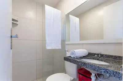 Uma casa de banho em Beach Townhouses - Porto das Dunas By Carpediem