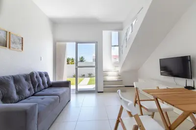 Uma televisão e/ou sistema de entretenimento em Beach Townhouses 4 - Duplex em Porto das Dunas by Carpediem