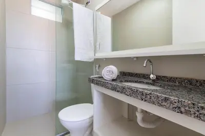 Uma casa de banho em Beach Townhouses 4 - Duplex em Porto das Dunas by Carpediem
