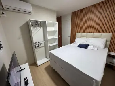 Uma cama ou camas num quarto em Apartamento completo ótima localização! Elevador