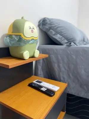 Uma área de estar em Apartamento completo e central! Casa Caju!
