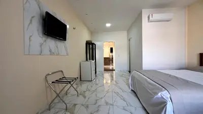 Uma televisão e/ou sistema de entretenimento em Pousada Itarema Residence