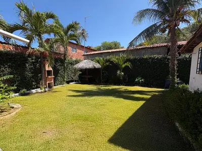 Um jardim no exterior de Prainha Beach House - Aquiraz