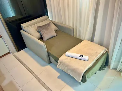 Uma área de estar em Studio novo de alto padrão na Beira Mar