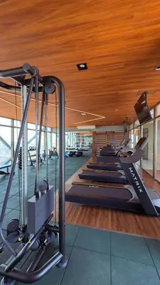 O centro de fitness e/ou as comodidades de fitness de Studio novo de alto padrão na Beira Mar
