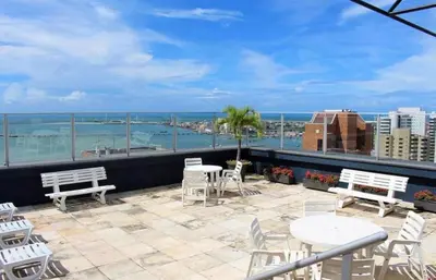 Uma vista do mar geral ou uma vista do mar a partir do apartamento