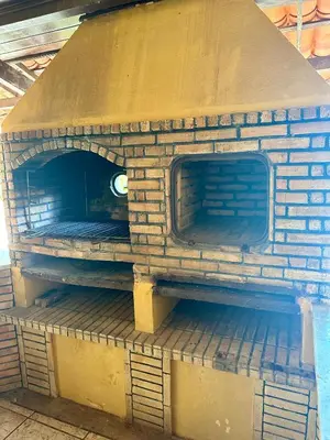 As comodidades para churrasco disponíveis para os clientes desta casa de hóspedes