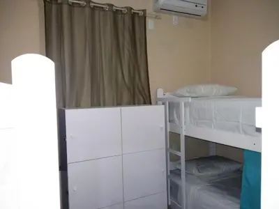 Uma cama ou camas num quarto em Hostel Dragão do Mar Fortaleza