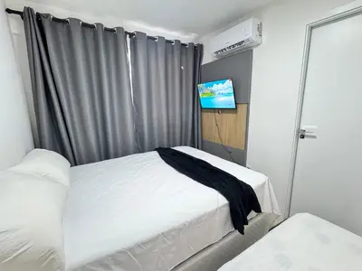 Uma cama ou camas num quarto em Incrível cobertura para família com 2 quartos e ar
