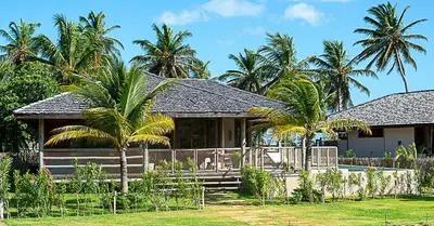 Um jardim no exterior de Family and Kitesurfing Paradise by the Sea