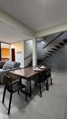 Uma área de estar em Chalés da Bica - Modernidade e Aconchego a 100m da Praia