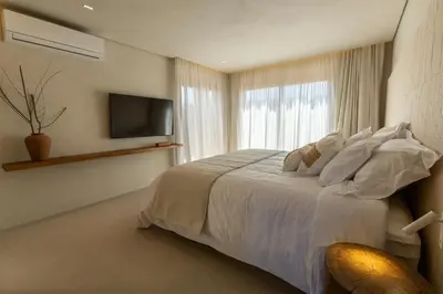 Uma cama ou camas num quarto em Lahaina Hotel