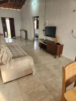 Uma televisão e/ou sistema de entretenimento em Casa por do sol Flecheiras