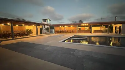A piscina em ou perto de Da terra Altos