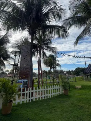 Um jardim no exterior de Aquaville Resort Porto das Dunas