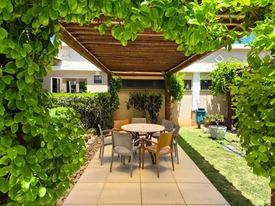 Um jardim no exterior de Cobertura Duplex - Luxo com Jacuzzi e 3 Suítes