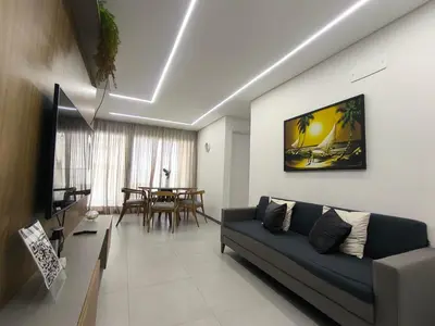 Uma televisão e/ou sistema de entretenimento em Apto 2 quartos luxuoso a poucos metros da Beira Mar
