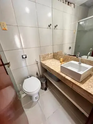 Uma casa de banho em Apto 2 quartos na Beira Mar