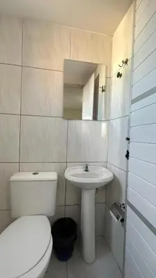 Uma casa de banho em Garden Flat Beach - 202