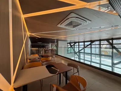 Um restaurante ou outro lugar para comer em Beach Class Meireles - Apto de luxo