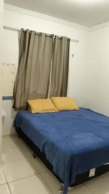 Uma cama ou camas num quarto em Garagem para 3 carros Morada Valentim é uma Casa dois quartos climatizada em Paracuru, 2 decks, piscina, portão automático, cerca elétrica com conforto e qualidade para você!