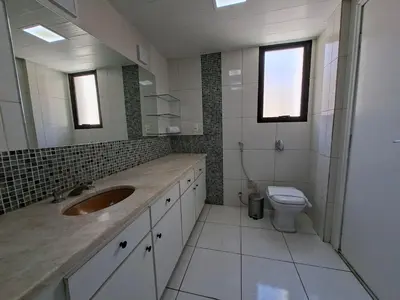 Uma casa de banho em Marino Marine – Apartamento de 4 Quartos à Beira-Mar no Coração do Meireles