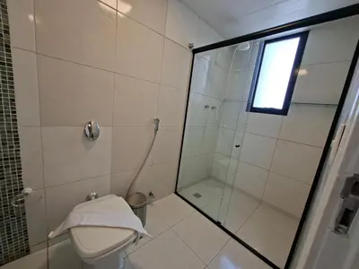 Uma casa de banho em Marino Marine – Apartamento de 4 Quartos à Beira-Mar no Coração do Meireles