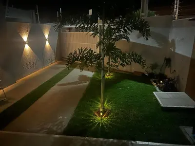 Um jardim no exterior de Casa Cristã familiar