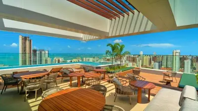 Uma área de estar em Studio Meireles - 600m Seaside