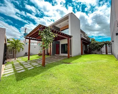 Um jardim no exterior de Casa Moderna & Conforto