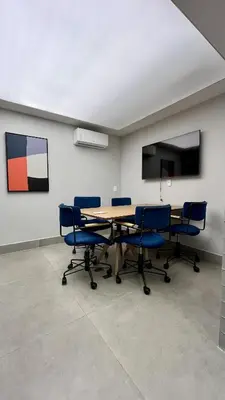 Uma televisão e/ou sistema de entretenimento em Apartamento completo a 500m da Beira