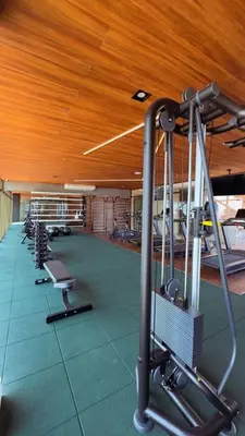 O centro de fitness e/ou as comodidades de fitness de Apartamento completo a 500m da Beira