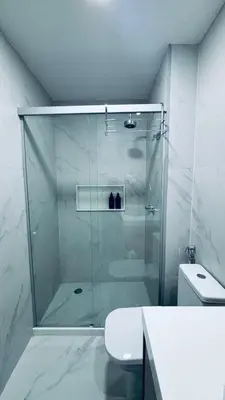 Uma casa de banho em Apartamento completo a 500m da Beira
