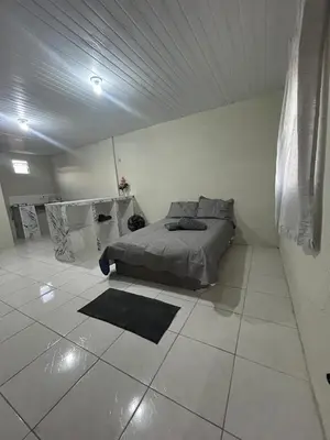 Uma cama ou camas num quarto em Studio in Maraponga Comfortable Wi-Fi and Security