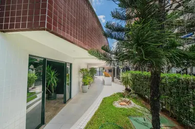 Um jardim no exterior de Hamilton #1203 - Apto em Meirelles by Carpediem