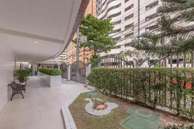 Um jardim no exterior de Hamilton #1203 - Apto em Meirelles by Carpediem