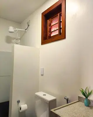 Uma casa de banho em Suite Individual com AR e WI-FI Casa Full Hausi