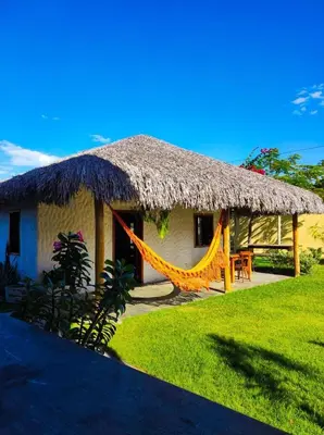 Um jardim no exterior de Suite Individual com AR e WI-FI Casa Full Hausi